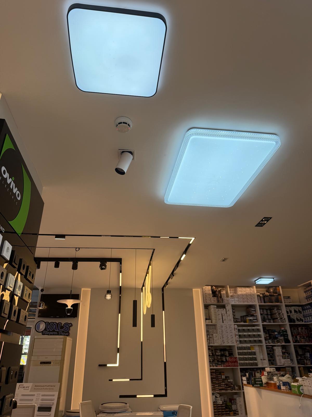 Jüpiter Elektrik dükkânında tavana monte LED panel armatürler ve ray spotlar